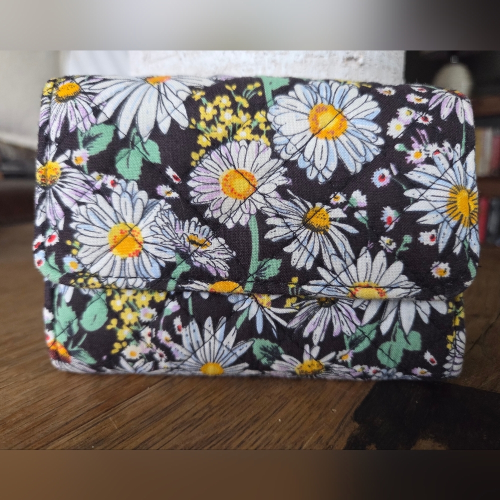 VB Daisies White Women's Wallet